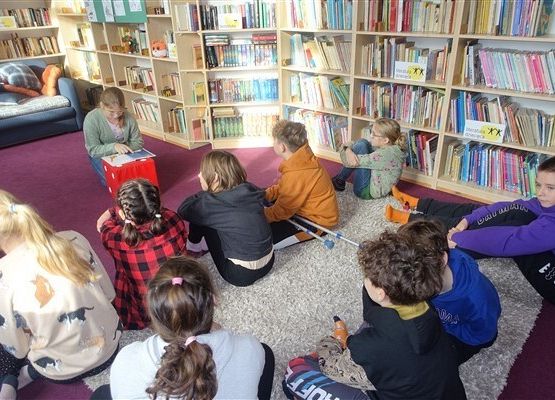 Grafika 6: Zaduszki Literackie dla klas starszych SP Wicko w bibliotece szkolnej