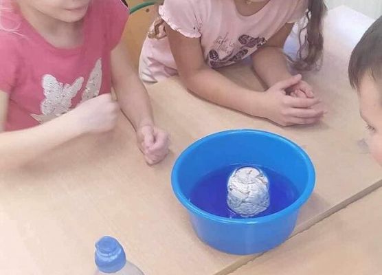 Grafika 3: "Czytelnicza środa" i  "Eksperymenty na cztery pory roku"  - dwa projekty realizowane przez klasę IIA