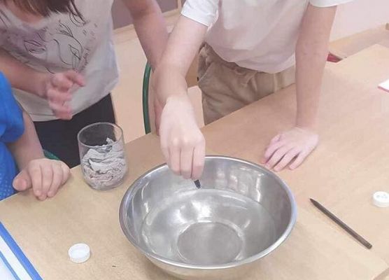 Grafika 4: "Czytelnicza środa" i  "Eksperymenty na cztery pory roku"  - dwa projekty realizowane przez klasę IIA