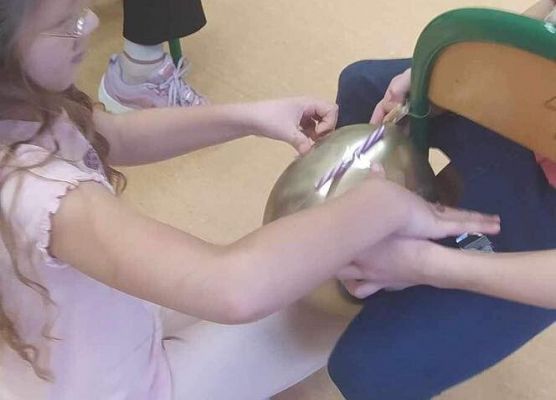 Grafika 5: "Czytelnicza środa" i  "Eksperymenty na cztery pory roku"  - dwa projekty realizowane przez klasę IIA