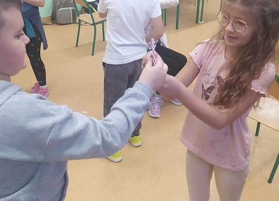 Grafika 6: "Czytelnicza środa" i  "Eksperymenty na cztery pory roku"  - dwa projekty realizowane przez klasę IIA