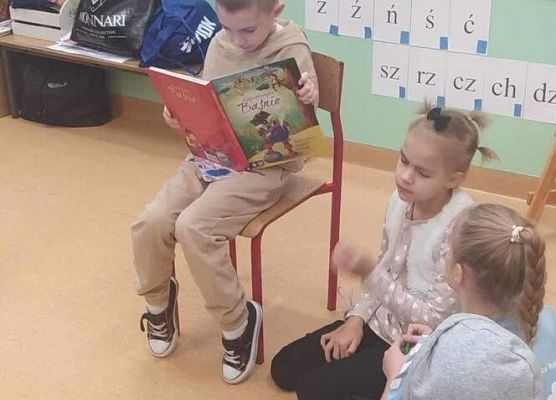 Grafika 8: "Czytelnicza środa" i  "Eksperymenty na cztery pory roku"  - dwa projekty realizowane przez klasę IIA