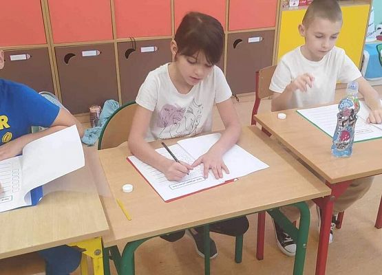 Grafika 9: "Czytelnicza środa" i  "Eksperymenty na cztery pory roku"  - dwa projekty realizowane przez klasę IIA