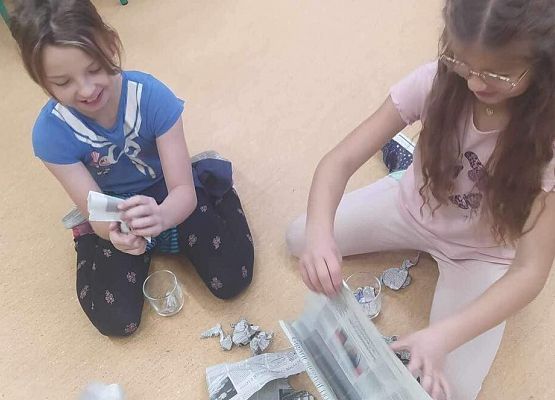 Grafika 10: "Czytelnicza środa" i  "Eksperymenty na cztery pory roku"  - dwa projekty realizowane przez klasę IIA