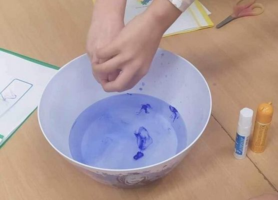 Grafika 11: "Czytelnicza środa" i  "Eksperymenty na cztery pory roku"  - dwa projekty realizowane przez klasę IIA