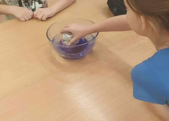 Grafika 13: "Czytelnicza środa" i  "Eksperymenty na cztery pory roku"  - dwa projekty realizowane przez klasę IIA