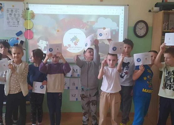 Grafika 16: "Czytelnicza środa" i  "Eksperymenty na cztery pory roku"  - dwa projekty realizowane przez klasę IIA