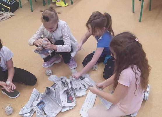 Grafika 17: "Czytelnicza środa" i  "Eksperymenty na cztery pory roku"  - dwa projekty realizowane przez klasę IIA