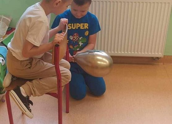 Grafika 18: "Czytelnicza środa" i  "Eksperymenty na cztery pory roku"  - dwa projekty realizowane przez klasę IIA