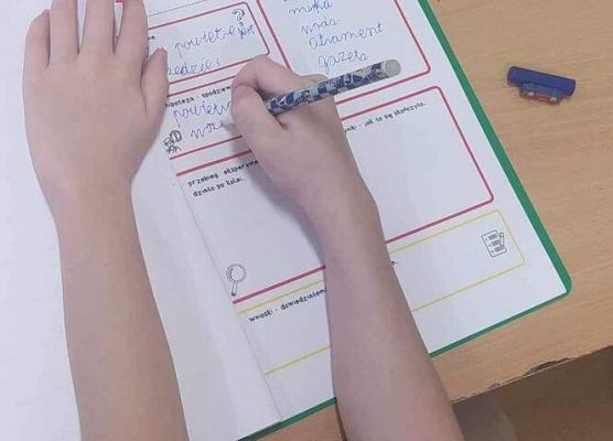 Grafika 19: "Czytelnicza środa" i  "Eksperymenty na cztery pory roku"  - dwa projekty realizowane przez klasę IIA