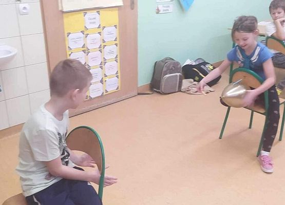 Grafika 21: "Czytelnicza środa" i  "Eksperymenty na cztery pory roku"  - dwa projekty realizowane przez klasę IIA