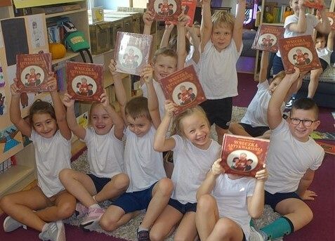 Grafika 1: Nasze pierwszaki otrzymały wyprawki czytelnicze w ramach ogólnopolskiej kampanii "Mała książka - Wielki Człowiek"