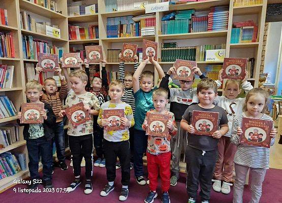 Grafika 2: Nasze pierwszaki otrzymały wyprawki czytelnicze w ramach ogólnopolskiej kampanii "Mała książka - Wielki Człowiek"