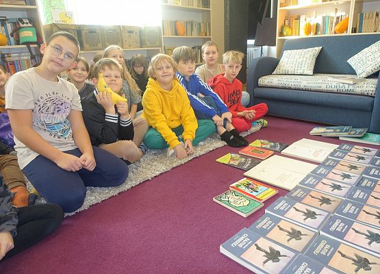 Grafika 2: Lekcja biblioteczna z kl. IVA o najnowszej adaptacji filmowej "Kajtusia-Czarodzieja" i jego autorze, Januszu Korczaku w Bibliotece Szkolnej w Wicku