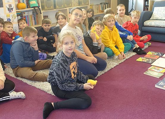 Grafika 1: Lekcja biblioteczna z kl. IVA o najnowszej adaptacji filmowej "Kajtusia-Czarodzieja" i jego autorze, Januszu Korczaku w Bibliotece Szkolnej w Wicku