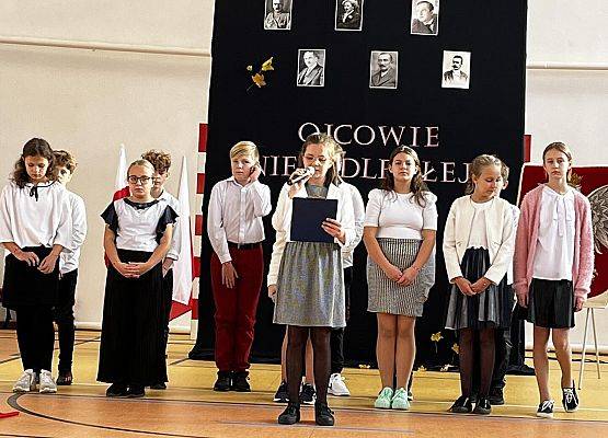 Grafika 60: Fotorelacja ze szkolnych obchodów Narodowego Święta Niepodległości