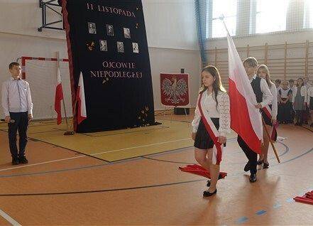 Grafika 4: Fotorelacja ze szkolnych obchodów Narodowego Święta Niepodległości