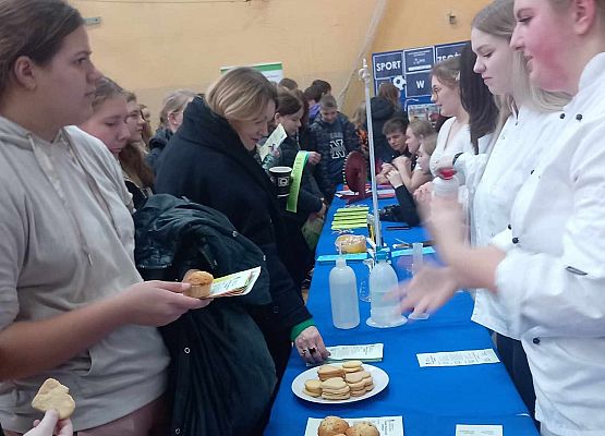 Grafika 5: Nasi ósmoklasiści uczestniczyli w Powiatowych Targach Edukacyjnych w Lęborku