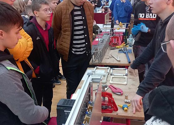 Grafika 12: Nasi ósmoklasiści uczestniczyli w Powiatowych Targach Edukacyjnych w Lęborku