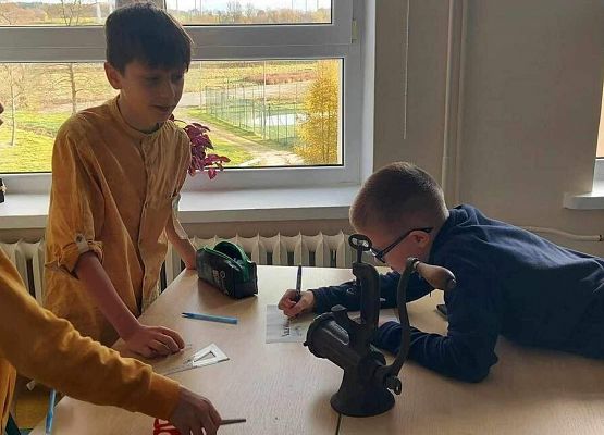 Grafika 1: Uczniowie klasy IVB poznali warsztat pracy historyka