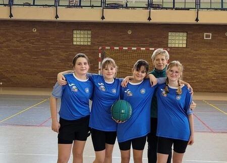 Grafika 1:  III miejsce w powiecie drużyny dziewcząt starszych SP Wicko w rozgrywkach koszykowych!