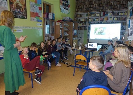Grafika 1: Ekologiczne i przyrodnicze obchody Dnia Pluszowego Misia w Bibliotece Szkolnej w Wicku