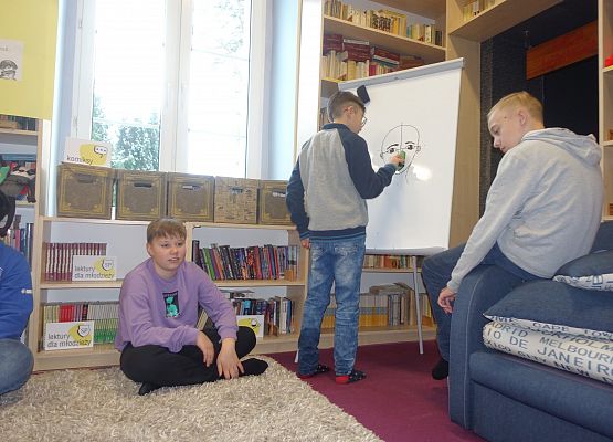 Grafika 4: Listopadowe spotkanie członków Dyskusyjnego Klubu Książki w Bibliotece Szkolnej w Wicku