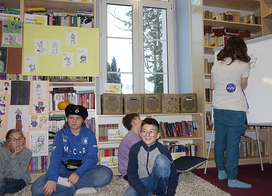 Grafika 3: Listopadowe spotkanie członków Dyskusyjnego Klubu Książki w Bibliotece Szkolnej w Wicku