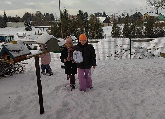 Grafika 2: Nasi uczniowie odwiedzili Ptasie Miasteczko przed szkołą