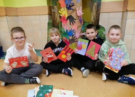 Grafika 1: Nasi uczniowie wysłali kartki świąteczne polskim kombatantom w ramach akcji "Serce za odwagę"