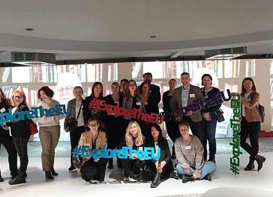 Grafika 2: Pani Izabela Lewicka, nauczycielka SP Wicko, wzięła udział w wizycie w Brukseli na zaproszenie Komisji Europejskiej