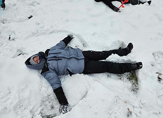 Grafika 1: Uczniowie klasy IIIA odwiedzili szkolne ptasie miasteczko