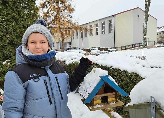 Grafika 5: Uczniowie klasy IIIA odwiedzili szkolne ptasie miasteczko