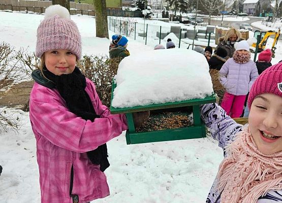 Grafika 16: Uczniowie klasy IIIA odwiedzili szkolne ptasie miasteczko