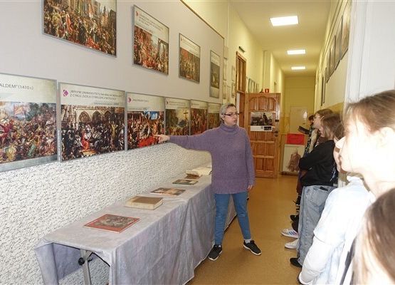 Grafika 3: „Historia Polski w obrazach Jana Matejki" - wystawa i zajęcia historyczne w Bibliotece Szkolnej w Wicku w ramach obchodów Roku Matejki w Polsce