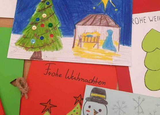 Grafika 2: Uczniowie klasy VIIa i VIIIa na lekcji języka niemieckiego wykonali kartki świąteczne i wysłali je do zaprzyjaźnionej z SP Wicko szkoły w Grabowcu obok Zamościa