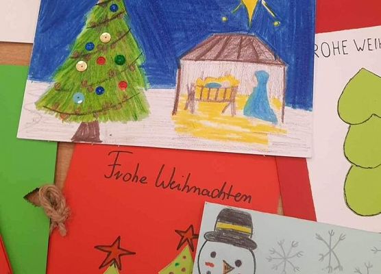 Grafika 2: Uczniowie klasy VIIa i VIIIa na lekcji języka niemieckiego wykonali kartki świąteczne i wysłali je do zaprzyjaźnionej z SP Wicko szkoły w Grabowcu obok Zamościa