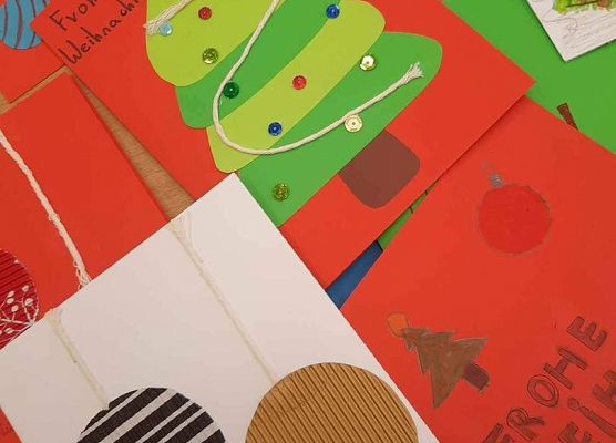 Grafika 3: Uczniowie klasy VIIa i VIIIa na lekcji języka niemieckiego wykonali kartki świąteczne i wysłali je do zaprzyjaźnionej z SP Wicko szkoły w Grabowcu obok Zamościa