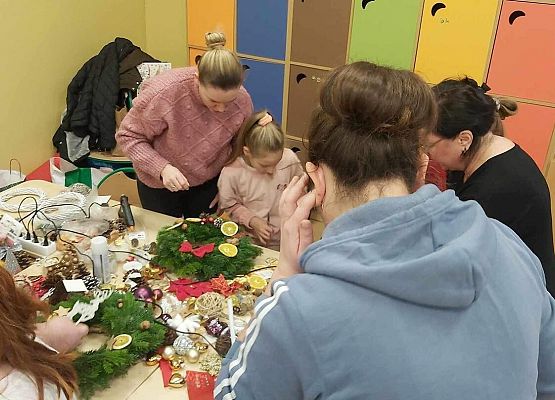 Grafika 1: Uczniowie klasy IIIA wspólnie z rodzicami przygotowali stroiki na świąteczny kiermasz