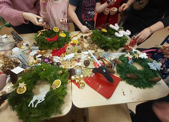 Grafika 3: Uczniowie klasy IIIA wspólnie z rodzicami przygotowali stroiki na świąteczny kiermasz