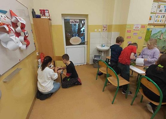 Grafika 5: Uczniowie klasy IIIA wspólnie z rodzicami przygotowali stroiki na świąteczny kiermasz