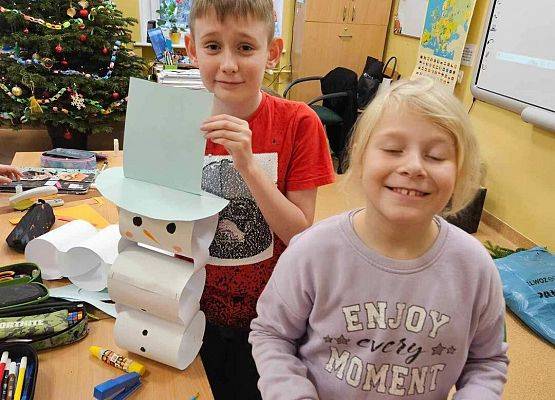 Grafika 6: Uczniowie klasy IIIA wspólnie z rodzicami przygotowali stroiki na świąteczny kiermasz