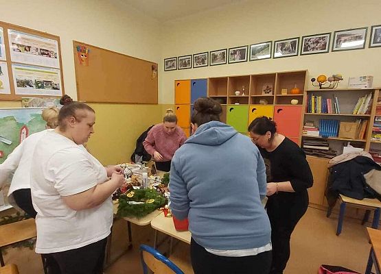 Grafika 7: Uczniowie klasy IIIA wspólnie z rodzicami przygotowali stroiki na świąteczny kiermasz
