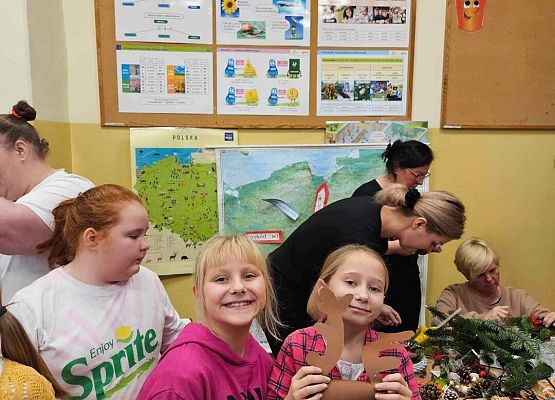 Grafika 10: Uczniowie klasy IIIA wspólnie z rodzicami przygotowali stroiki na świąteczny kiermasz