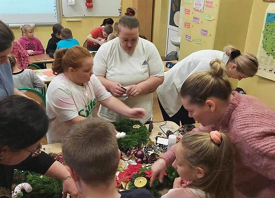 Grafika 9: Uczniowie klasy IIIA wspólnie z rodzicami przygotowali stroiki na świąteczny kiermasz