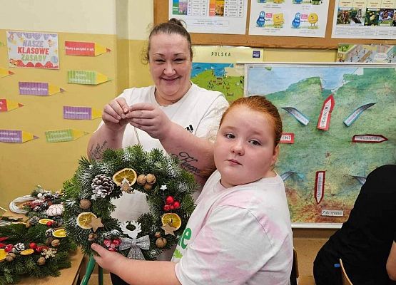 Grafika 12: Uczniowie klasy IIIA wspólnie z rodzicami przygotowali stroiki na świąteczny kiermasz