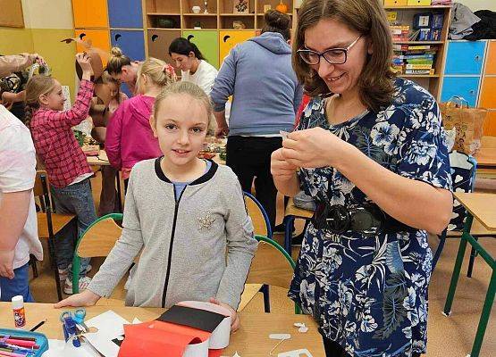 Grafika 13: Uczniowie klasy IIIA wspólnie z rodzicami przygotowali stroiki na świąteczny kiermasz