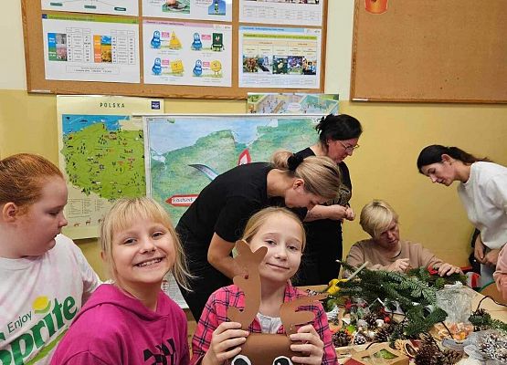 Grafika 14: Uczniowie klasy IIIA wspólnie z rodzicami przygotowali stroiki na świąteczny kiermasz