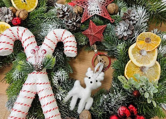 Grafika 15: Uczniowie klasy IIIA wspólnie z rodzicami przygotowali stroiki na świąteczny kiermasz