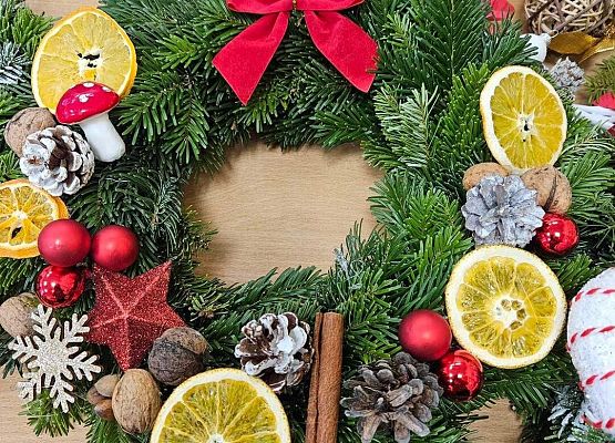 Grafika 17: Uczniowie klasy IIIA wspólnie z rodzicami przygotowali stroiki na świąteczny kiermasz